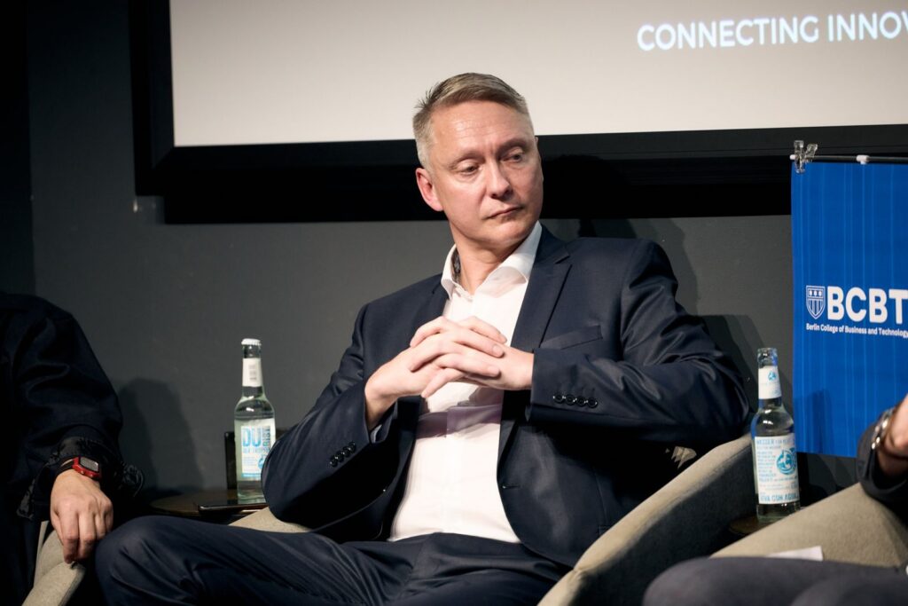 Holger Holland bei einer Podiumsdiskussion im CIC Berlin