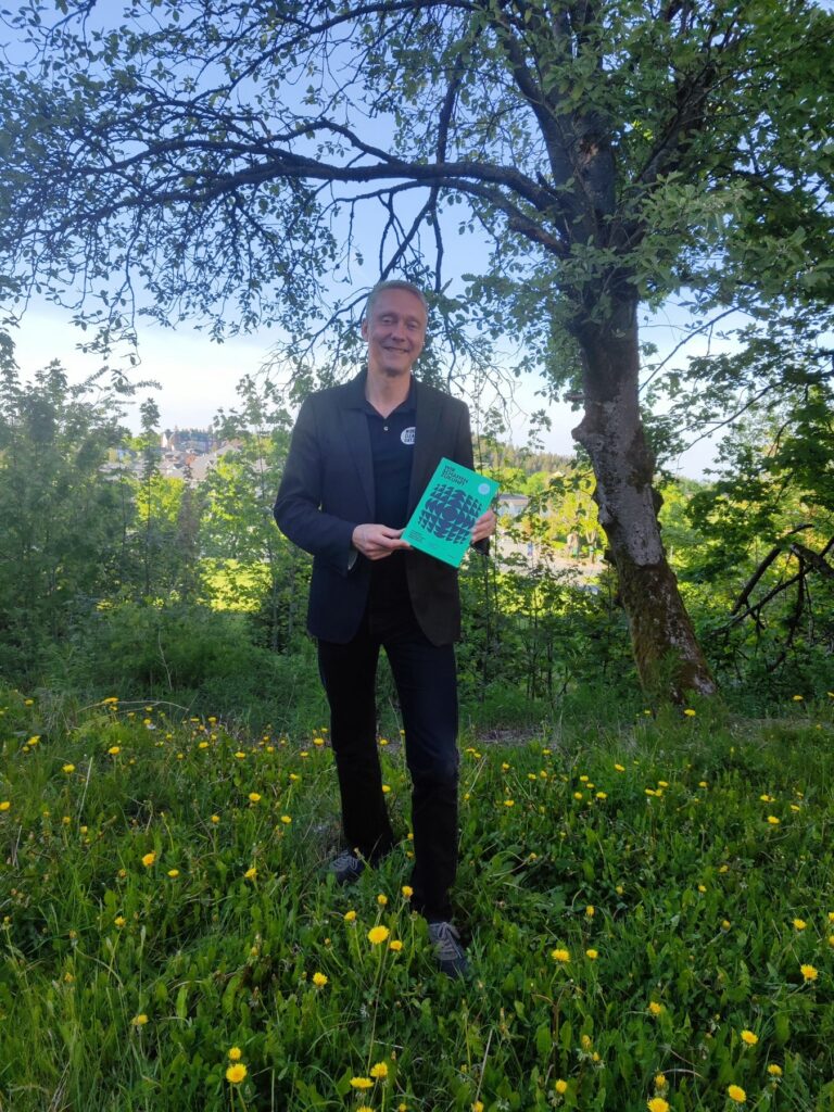 Holger Holland with the book “Wir schaffen Zukunft”